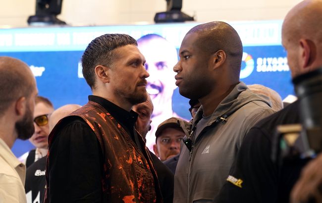 Усик показал рекордный вес в карьере, но Дюбуа - все равно тяжелее: видео битвы взглядов