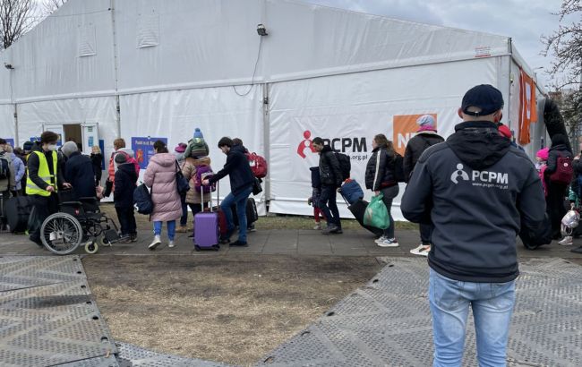У Варшаві закривають останній пункт допомоги біженцям на Східному вокзалі: деталі