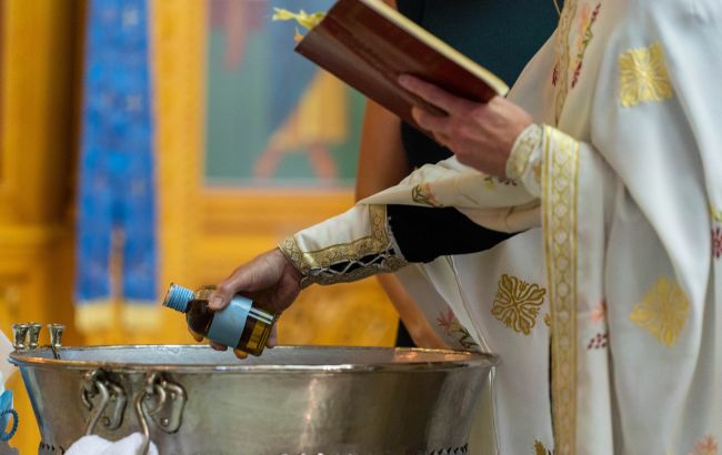 Ось кого не можна брати в хрещені для дитини. Про це багато хто забуває