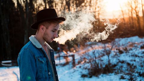 Не курите на морозе: украинцам дали советы, как избежать переохлаждения и обморожения
