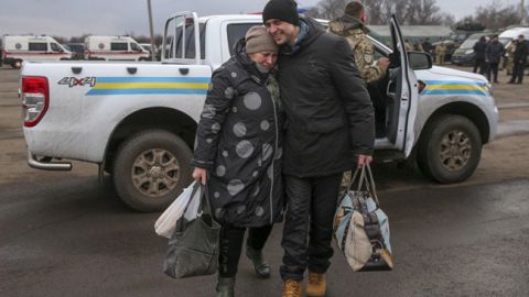 Слезы радости: появилось трогательное видео встречи освобожденного из плена с матерью
