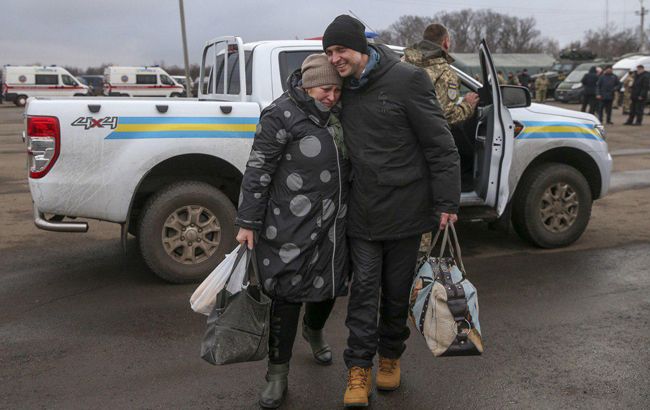 Слезы радости: появилось трогательное видео встречи освобожденного из плена с матерью