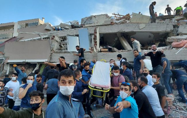 Число жертв землетрясения в Турции продолжает расти