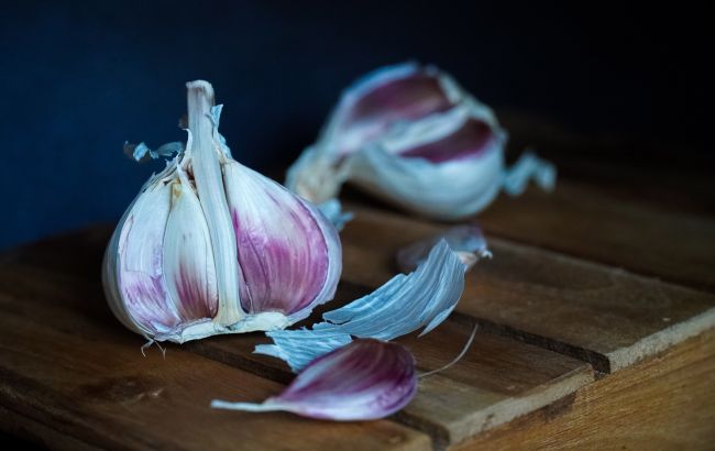 Це найгірше місце для зберігання часнику: може прорости та стати гірким
