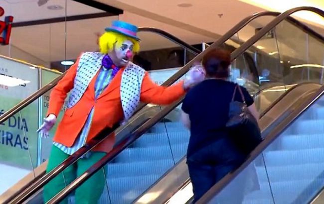 В Бразилии клоун запустит пирогом в лицо посетительницы торгового центра