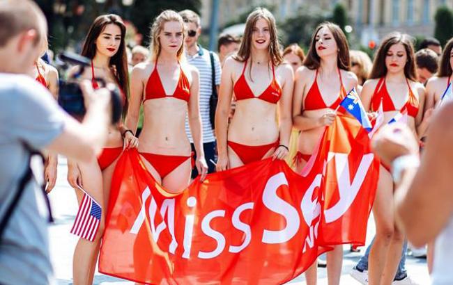 Марш в купальниках: по улицам Львова прошли девушки в бикини