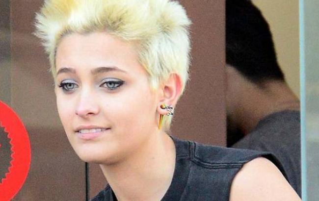 Дочка Майкла Джексона подрабатывает у Маколея Калкина