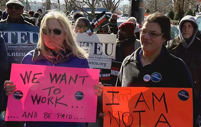 Близько 800 тис. держслужбовців США не отримали зарплату через "шатдаун"