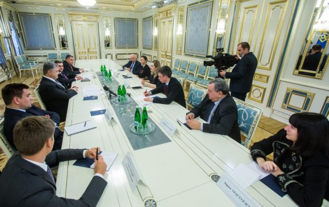 Порошенко закликав французьких депутатів спільно протидіяти "Північному потоку-2"