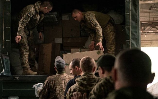 Бригадам десантно-штурмових військ передали нові пікапи та необхідне спорядження