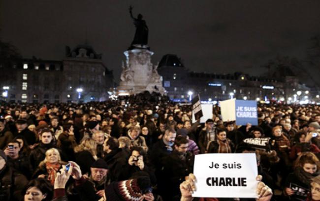 Десятки тысяч французов вышли на митинги после нападения на редакцию Charlie Hebdo