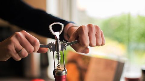 Как правильно открыть бутылку вина: сомелье назвал ошибки, которые совершают все