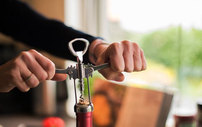 Как правильно открыть бутылку вина: сомелье назвал ошибки, которые совершают все