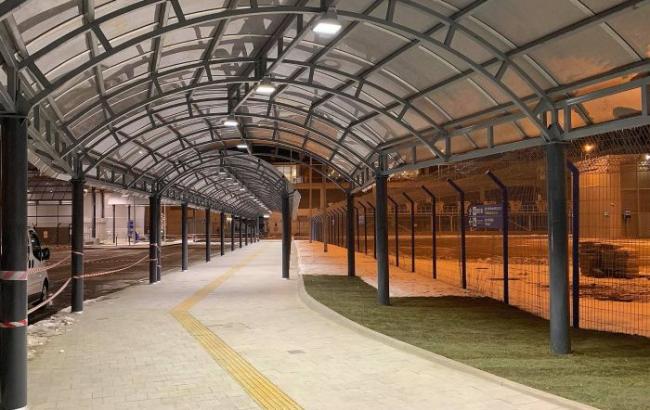 В "Борисполе" достраивают крытый переход от железнодорожных платформ к терминалу D