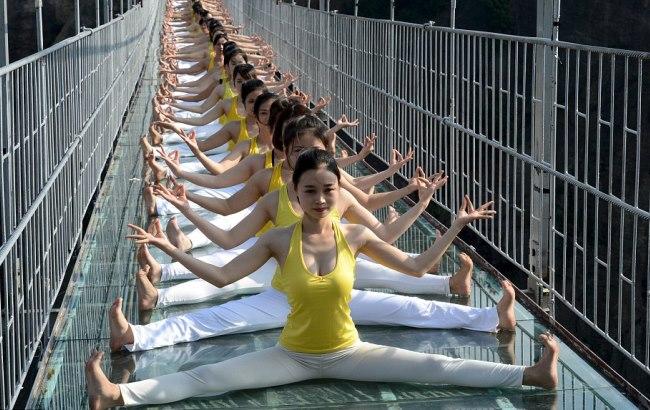 Бесстрашные девушки устроили сеанс йоги на "Дороге храбрых"