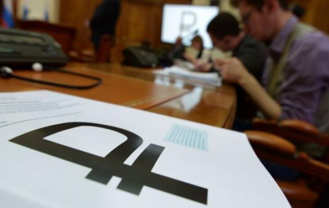 В России курс рубля за день упал на 7%, доллар достиг 62,45 рублей