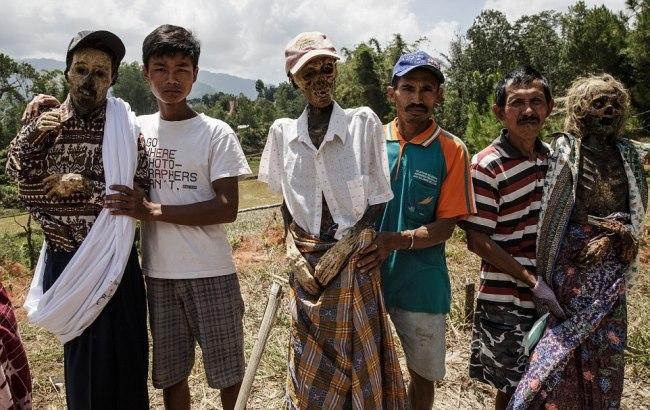 В Индонезии состоялась "Церемония очистки трупов"