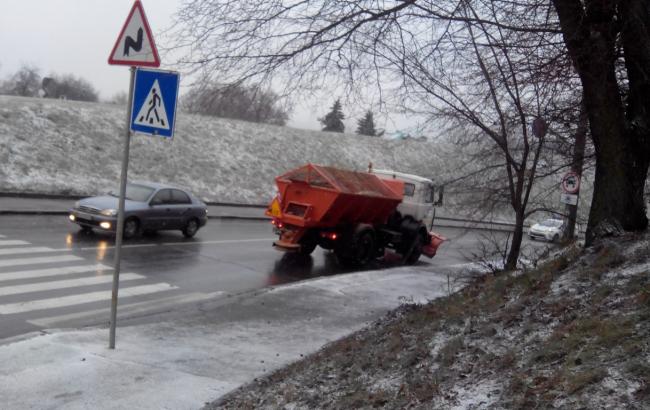 "Київавтодор" попереджає водіїв про ожеледицю на дорогах столиці