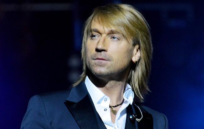 "Это очень легкий и эгоистичный путь": известный певец рассказал, как его звали выступать в Россию