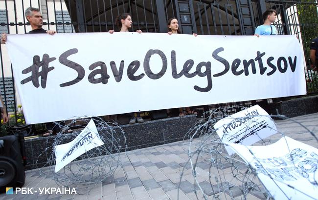В Киеве возле посольства РФ на 100 день голодовки Сенцова устроили акцию