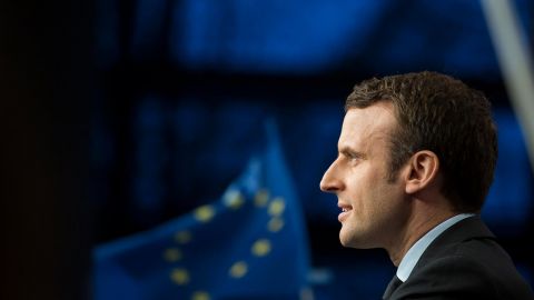 Заболевший COVID-19 президент Франции идет на поправку