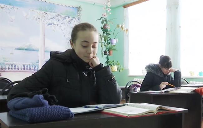 Холодные классы и страшные ступеньки: в Тернополе дети учатся в опасных условиях