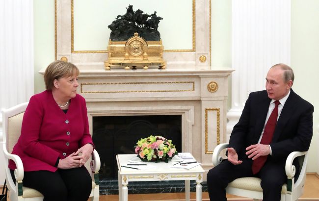 Меркель попросила Путина повлиять на Минск в ситуации с беженцами