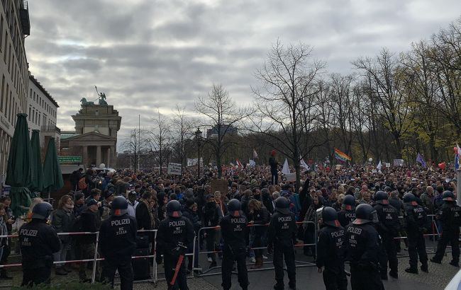 У Берліні виступають проти введення карантину, поліція застосувала водомети