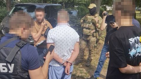 В Днепре СБУ уличила волонтеров в хищении гуманитарки и оружия на миллионы гривен