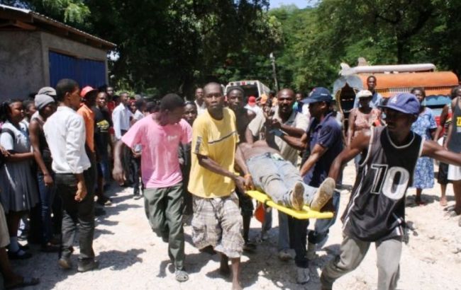 На Гаити грузовик въехал в толпу, 12 погибших