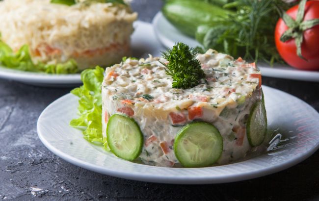 Балкон не врятує! Як безпечно готувати і зберігати салати без світла: поради лікаря