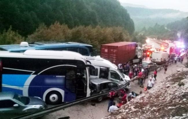 У Туреччині сталася аварія за участю 30 машин, є жертви
