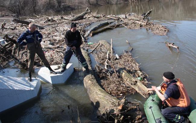 "Размыты дороги и мосты": в сети показали последствия паводка в Луганской области