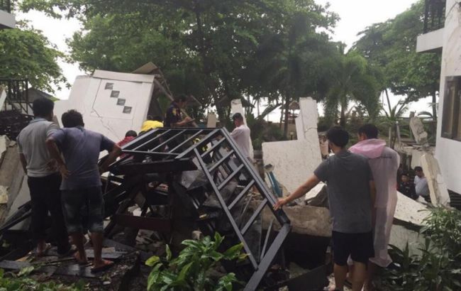 Обрушение отеля в Таиланде: под завалами 7 туристов