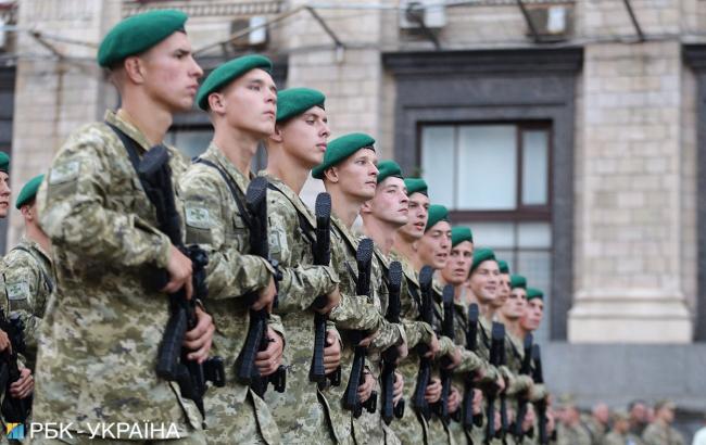 Порошенко назвав суми зарплат, які будуть отримувати контрактники з 1 січня