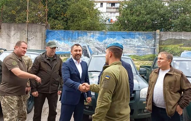 Стріхарський передав в один із підрозділів військово-морських сил шість позашляховиків