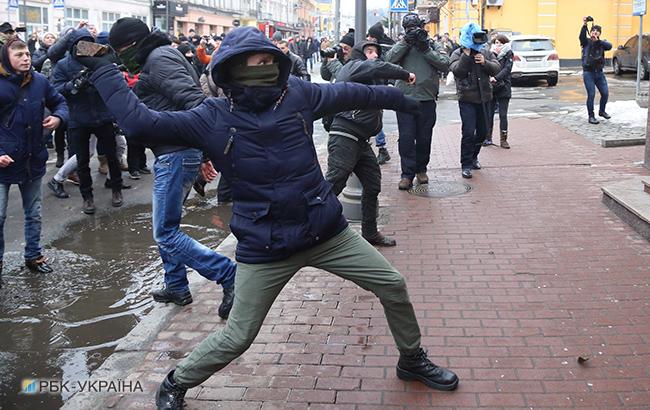 На Закарпатье запретили носить маски и балаклавы