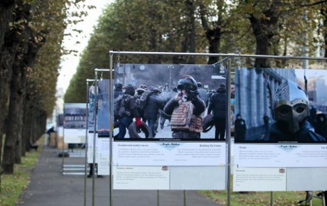 У Ризі оштрафували чоловіка, зруйнував виставку про Майдані