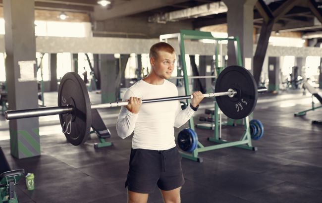 5 неэффективных упражнений, которые стоит прекратить выполнять в спортзале