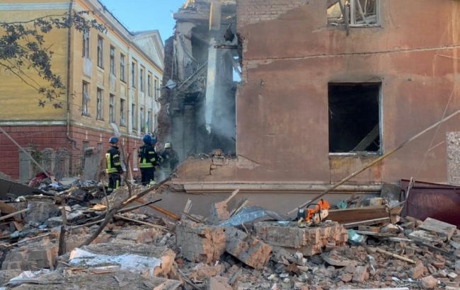 Оккупанты ударили по многоэтажке в Славянске: под завалами могут быть люди
