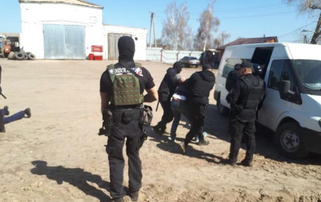 "Обличчям в землю": у Черкаській області "пов'язали" 50 "рейдерів" під час захоплення підприємства