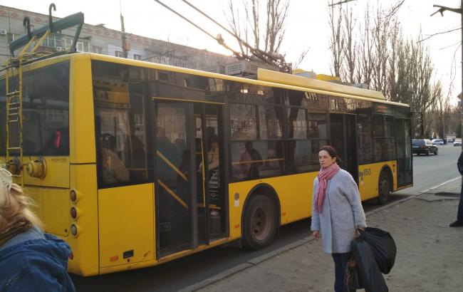 "Никакой реакции!": в Сумах в троллейбусе проигнорировали пассажира, которому стало плохо