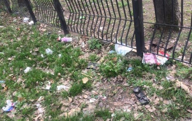 "Позорная сторона столицы": в Киеве стадион утопает в мусоре (фото)