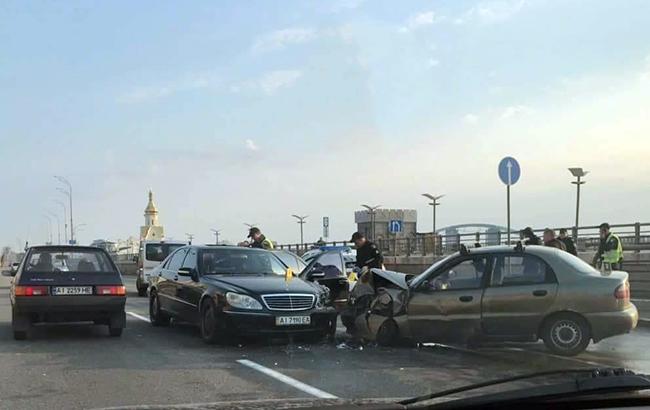 "Недобрий недільний ранок": на Подолі зіткнулися два автомобілі, є постраждалі