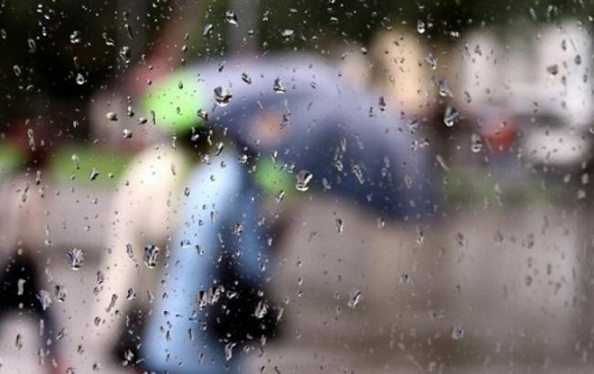 Синоптики попереджають про дощ та пориви вітру в Україні