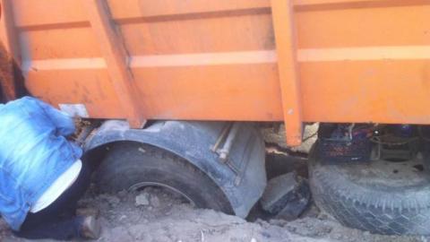 У Києві сміттєвоз провалився під землю (фото)