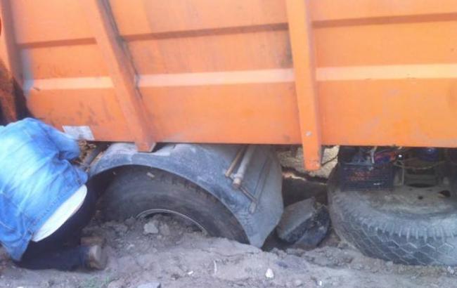 "Думаете, видели все?": в Киеве провалился под землю мусоровоз (фото)