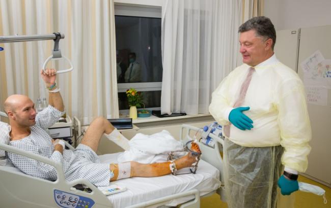 Порошенко: Німеччина продовжить надавати допомогу в лікуванні бійців АТО