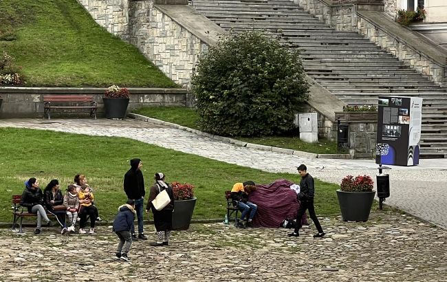 Мер польського міста нарікає на біженок із Закарпаття: отримують допомогу і повертаються