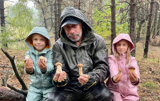 Пішли в ліс по гриби: лікар Комаровський показав рідкісне фото з онуками